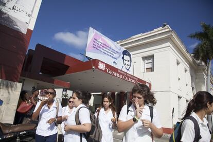 Grupo de estudiantes de medicina ante el hospital Calixto García, donde se han formado miles de profesionales y técnicos de la salud.