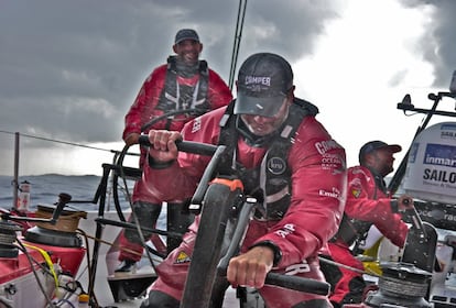 Bannatyne, al timón del CAMPER with Emirates Team New Zealand, durante la tercera etapa de la Volvo Ocean Race 2011-12.