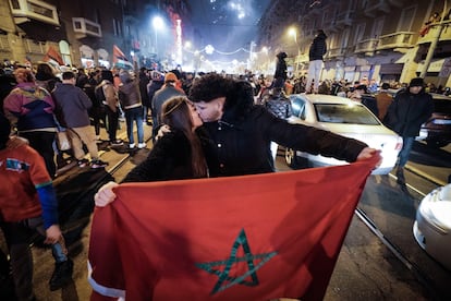Dos jóvenes aficionados de Marruecos se besan durante las celebraciones de Turín.