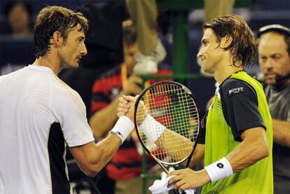 Ferrero (izquierda) y Ferrer (derecha) se saludan al finalizar el partido.