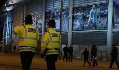 Dos policías británicos caminan por los alrededores del estadio Etihad del Manchester City.