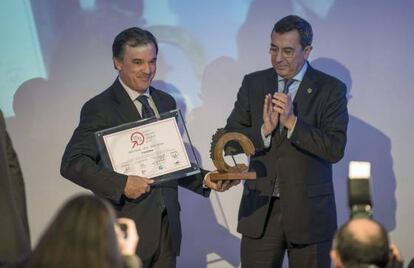 El consejero delegado de Tamoin, Antonio Barrenechea, recibe el galardón de manos de José Luis Bilbao.