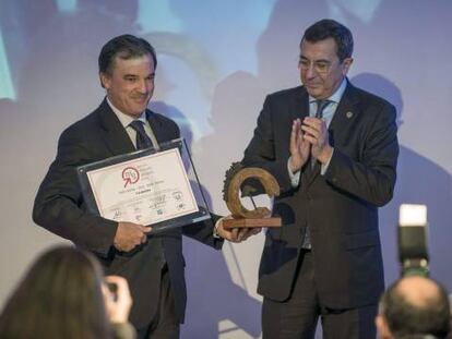 El consejero delegado de Tamoin, Antonio Barrenechea, recibe el galardón de manos de José Luis Bilbao.