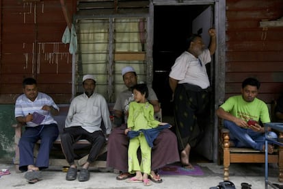 El secretario general de la ONU instó a suspender las acciones militares, a detener la violencia y a proteger el Estado de derecho. En la imagen, varios miembros de la comunidad rohingya descansan en una casa de Klang (Malasia).
