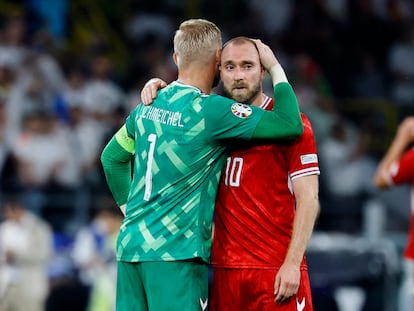 Los jugadores daneses Kasper Schmeichel y Christian Eriksen al finalizar el encuentro y quedar fuera de la Euro 2024.