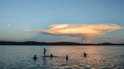 O rio Tapajós, um dos mais bonitos da floresta amazônica, é ameaçado por grilagem, comércio de madeira, desmatamento, garimpos e projetos de grandes hidrelétricas