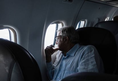 López Obrador en un vuelo durante su última campaña.