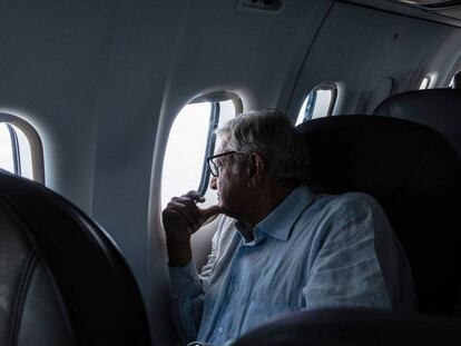 López Obrador en un vuelo durante su última campaña.