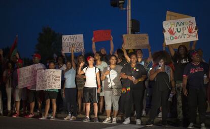 Manifestación pacifica ante la visita del gobernador de Missouri, Jay Nixon.