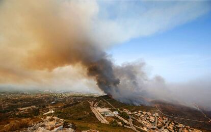 La columna de humo producida por el incendio en Jávea.