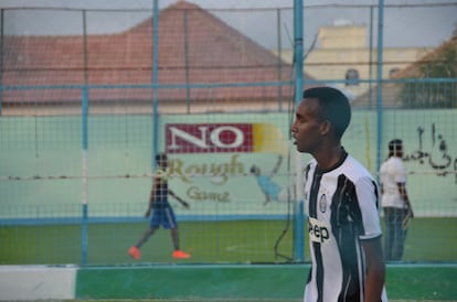 Partido de la Copa del Ramadán en el estadio de fútbol de césped artifical de Garoowe. Su propietarioafirma que lo construyó para dar a los jóvenes una alternativa antes que unirse a los piratas y grupos terroristas, aunque en realidad casi ninguno de ellos acabará ganándose la vida como futbolista.