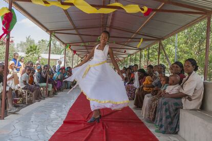 Tsion Tesfaye, estudiante de diseño y aspirante a modelo, desfila en las dependencias del Mary Help College en Zway (Etiopía). Centro de formación profesional gestionada por las hermanas salesianas y financiada por varias ONG de distintas nacionalidades, entre ellas, la española Africa Directo.