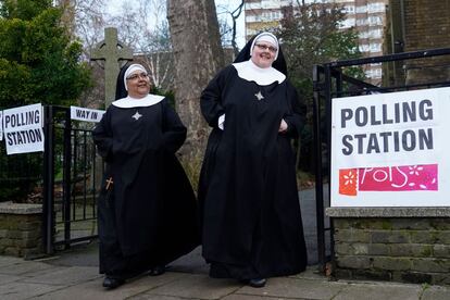 Dos monjas salen de un centro electoral tras votar en Londres (Reino Unido), este jueves.