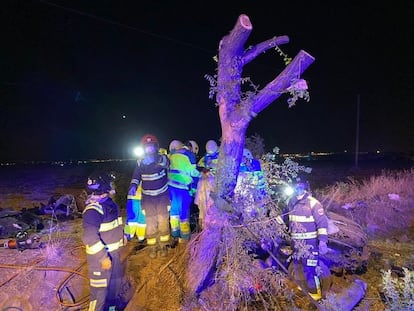 Sanitarios rescatan a los fallecidos en el accidente mortal de Móstoles, en la antigua carretera de Extremadura, a finales de agosto.