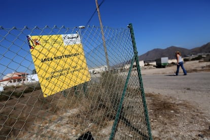 Vallado que limita el área restringida por posible contaminación del suelo donde cayeron las bombas.