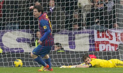 Messi celebra uno de los goles del Barcelona ante la mirada resignada de Iker Casillas.