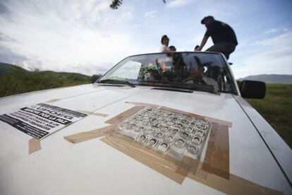 Carteles de b&uacute;squeda de los estudiantes desaparecidos colocados en la parte delantera de la camioneta en la que se desplazan los comuneros.