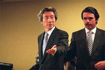 El primer ministro de Japón, Junichiro Koizumi, junto al presidente José María Aznar, en La Moncloa.