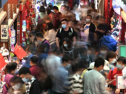 Paseantes en la calle de Qianmen, en Pekín, en el segundo día de fiesta nacional, el 2 de octubre.