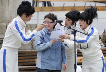 Una mujer participa en una de las escenas de la obra Olimpikas 2012, en el festival Kaldearte.