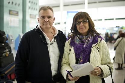 Juan Aragonés y Carmen Santé, ayer en El Prat.