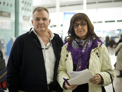Juan Aragonés y Carmen Santé, ayer en El Prat.