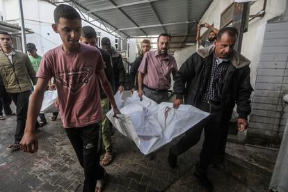 Miembros de la familia Chahine se preparan para enterrar a dos adultos y cinco menores este viernes, muertos durante un ataque nocturno de Israel en Rafah, al sur de Gaza.