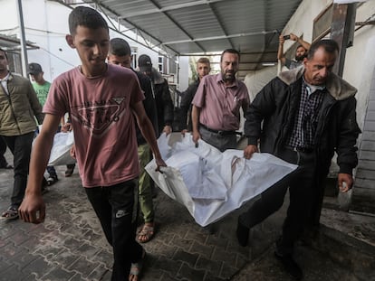 Miembros de la familia Chahine se preparan para enterrar a dos adultos y cinco menores este viernes, muertos durante un ataque nocturno de Israel en Rafah, al sur de Gaza.