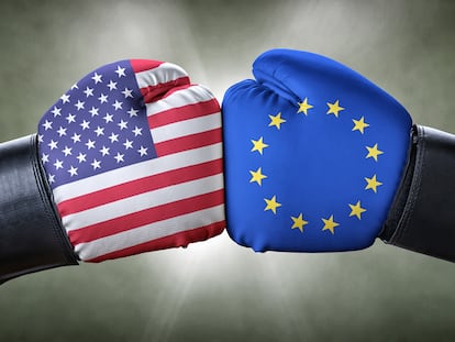Imagen de un cruce de guantes de boxeo con las banderas de Estados Unidos y la Unión Europea.