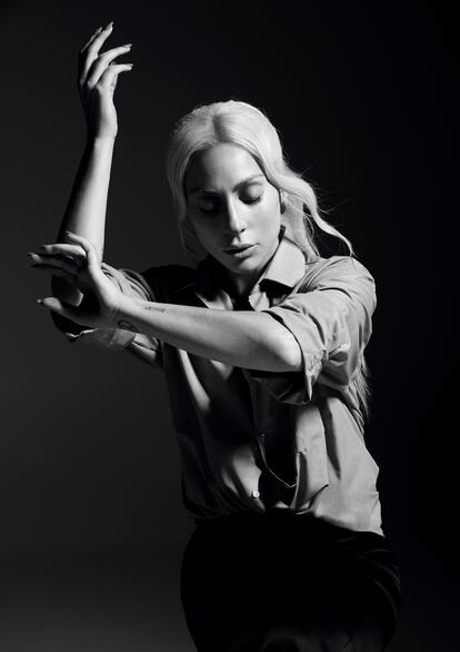 “Es bueno trabajar cuando tienes a alguien que te controla tu propio ego”, dice Lady Gaga. En la doble anterior y en esta, la artista y los bailarines, en imágenes de la campaña de Dom Pérignon Vintage 2013.