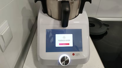 Este modelo de robot de cocina de Lidl integra varios paquetes de actualización que se descargan al encenderse la máquina.