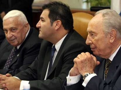 Ariel Sharon (a la izquierda) y el laborista Simón Peres (a la derecha), ayer durante una reunión del Gabinete israelí.