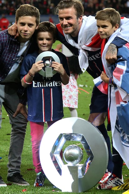 La parte masculina, futbolera y fan incondicional de su padre la forman Brooklyn, Romeo y Cruz. Los futuros reyes fashionistas compartieron junto a David la victoria de su último equipo de fútbol: el París Saint Germain.