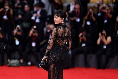 Linda Messerklinger posa para los fotógrafos durante la alfombra roja del Festival de Cine de Venecia, celebrado este miércoles.