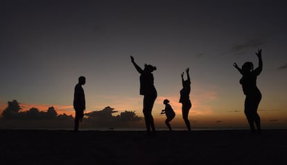 Mujeres haciendo ejercicio a la puesta de sol cerca de Kensington Oval en Bridgetown, Barbados.