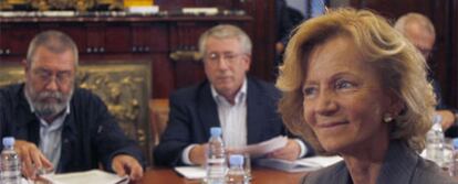 Salgado, en una reunión que mantuvo con Méndez (al fondo, a la izquierda) y Toxo el pasado mes de septiembre.