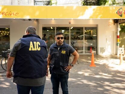 Policías se reúnen alrededor del supermercado del suegro de Messi, José Roccuzzo y su familia, este 2 de marzo en Rosario (Argentina).