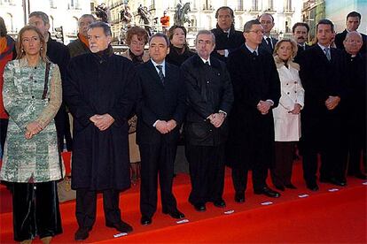 La Comunidad de Madrid y el Ayuntamiento han homenajeado esta mañana a las víctimas. En la imagen, el alcalde, Alberto Ruiz Gallardón (el cuarto por la derecha), junto al delegado del Gobierno en Madrid, Constantino Méndez (segundo); la presidenta de la Asamblea de Madrid, Concepción Dancausa (tercera); y los portavoces del PSOE y el PP en la Cámara regional, Rafael Simancas (tercero por la izquierda) y Antonio Beteta (a su izq.).