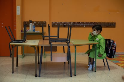 Un alumno de Educación Infantil, en el primer día de colegio en el centro orensano "Albino Núñez".