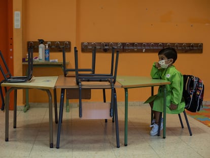 Un alumno de Educación Infantil, en el primer día de colegio en el centro orensano "Albino Núñez".