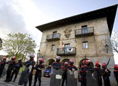 El Ayuntamiento de Zizurkil, protegido por agentes de la Ertzaintza durante el pleno de esta tarde.
