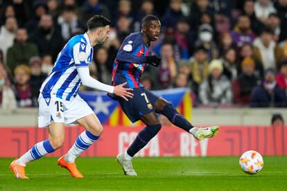 Dembélé frente a Diego Rico, en el duelo entre el Barcelona y la Real Sociedad.