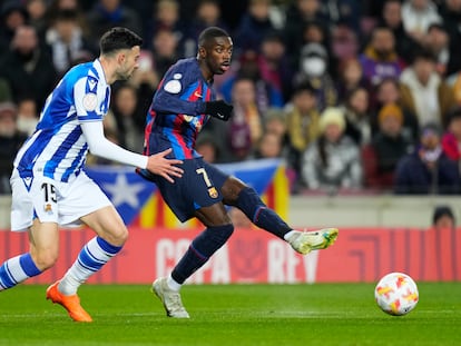 Dembélé frente a Diego Rico, en el duelo entre el Barcelona y la Real Sociedad.