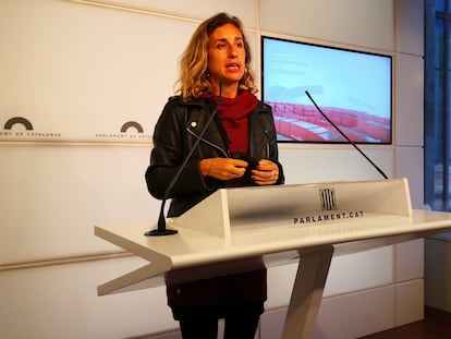 Laia Estrada, en una rueda de prensa en el Parlament.