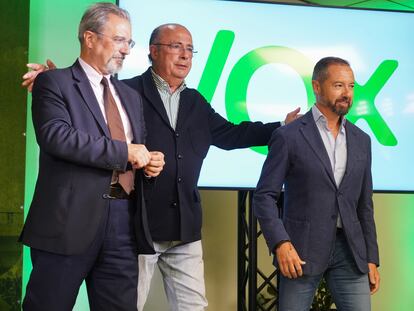 Juan Manuel Badenas, portavoz municipal de Vox en Valencia (primero a la derecha en la imagen), con Carlos Flores Juberías e Ignacio Gil Lazaro en la campaña electoral del pasado mes de mayo.