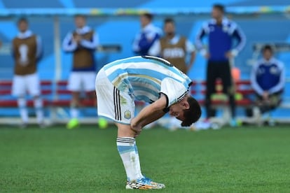 Messi se dobla sobre sí mismo antes de la prórroga ante Suiza.