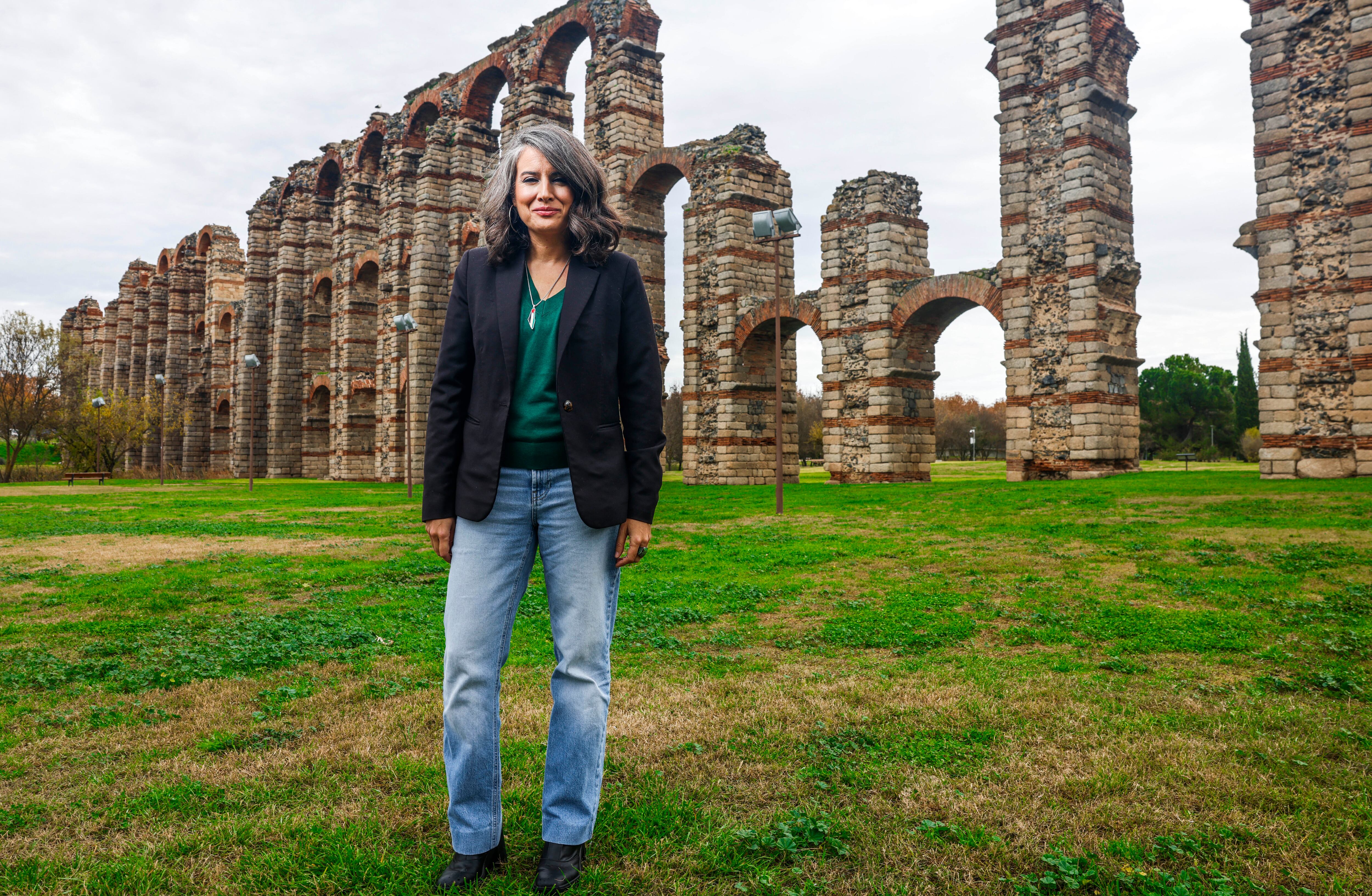 Irene de Miguel fotografiada junto al acueducto de los Milagros de Mérida, el 9 de diciembre. 