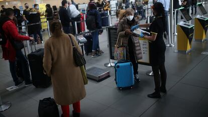 Pasajeros hacen fila en el aeropuerto El Dorado en Bogotá, en septiembre de 2020.