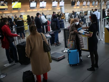 Pasajeros hacen fila en el aeropuerto El Dorado en Bogotá, en septiembre de 2020.