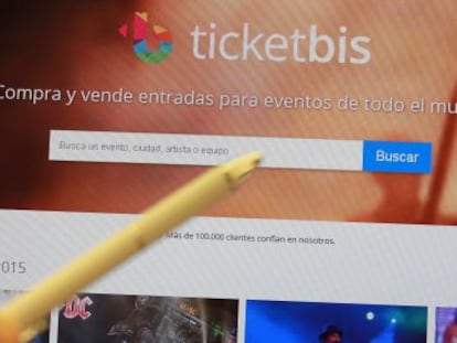 Un usuario consulta la web de Ticketbis, especializada en la compra y venta de entradas de eventos de todo el mundo.